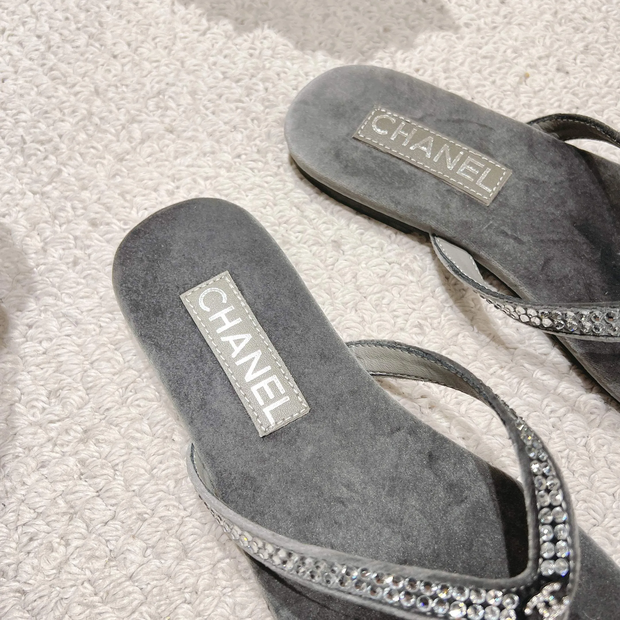 👟👟Ex-factory price 480👟👟 Xiaoxiang chanel 2025 new flip-flops! This series is really amazing. How can it be so beautiful! Summer is really an invincible combination that can be salty or sweet ~ The upper is made of original velvet and the lining is lambskin genuine leather outsole Size: 35-40 (40 customized)